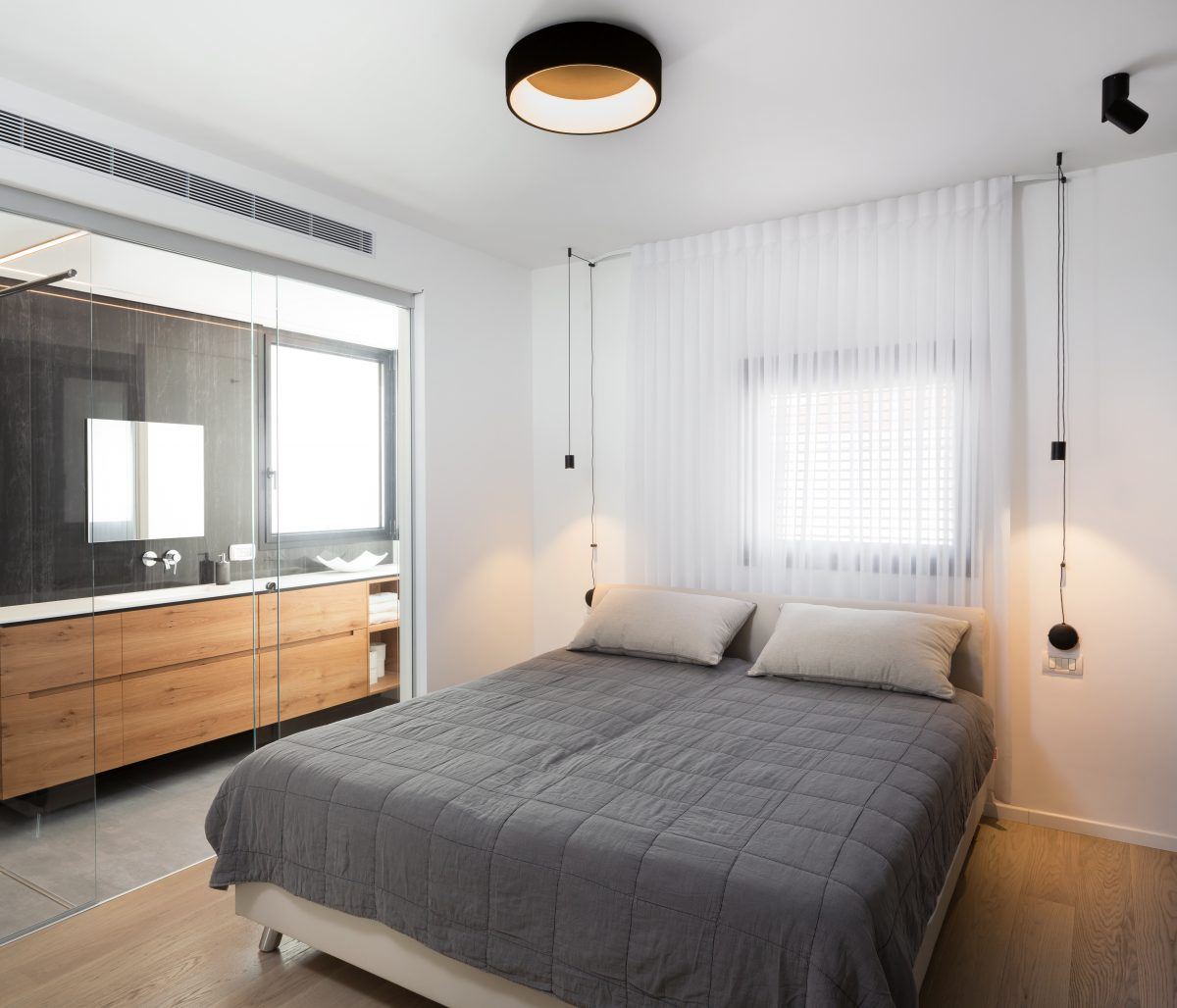 Penthouse apartment – Ra'anana התאורה בחדר השינה עוצבה על ידי דורי קמחי